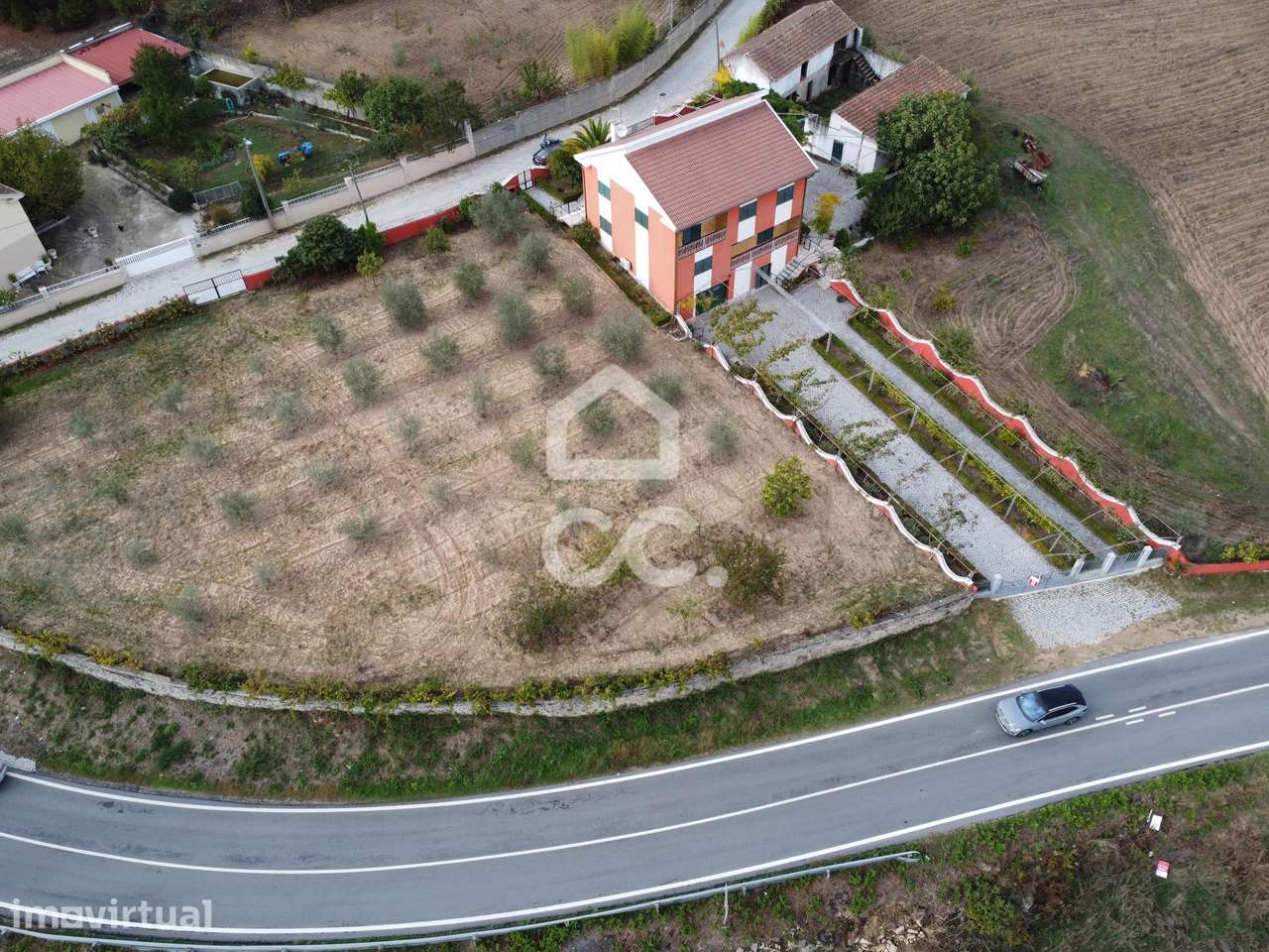 Moradia isolada com terreno de grandes dimensões junto á Estrada Nacio - Grande imagem: 4/19