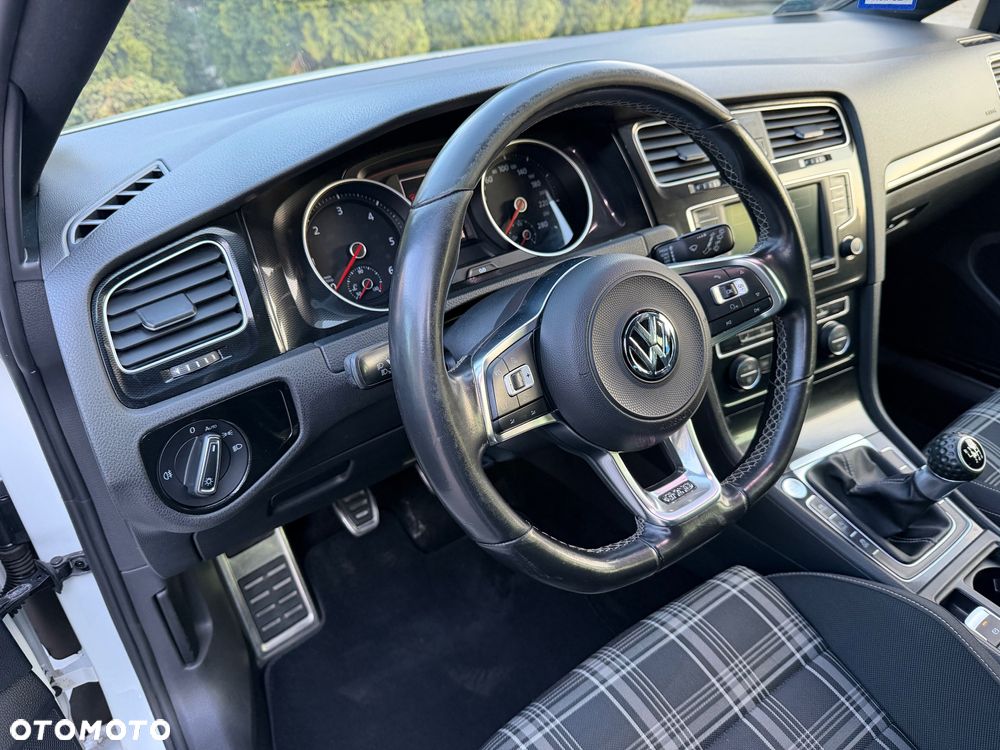 Volkswagen Golf - 24