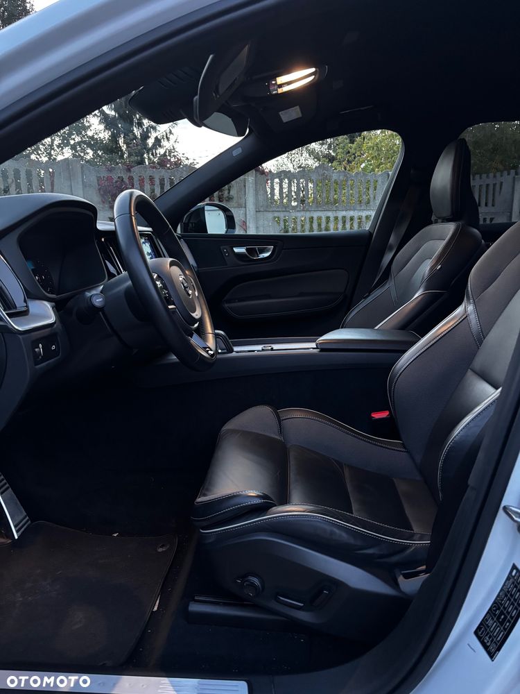 Volvo XC 60 B4 D Plus Dark - 20