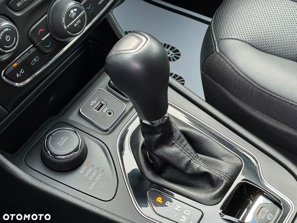 Jeep Cherokee - 19
