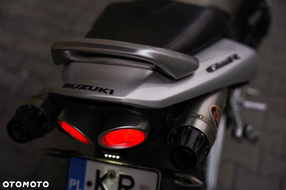 Suzuki GSR - 8