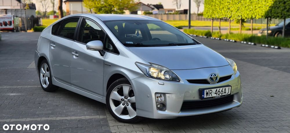 Toyota Prius (Hybrid) Life - 25