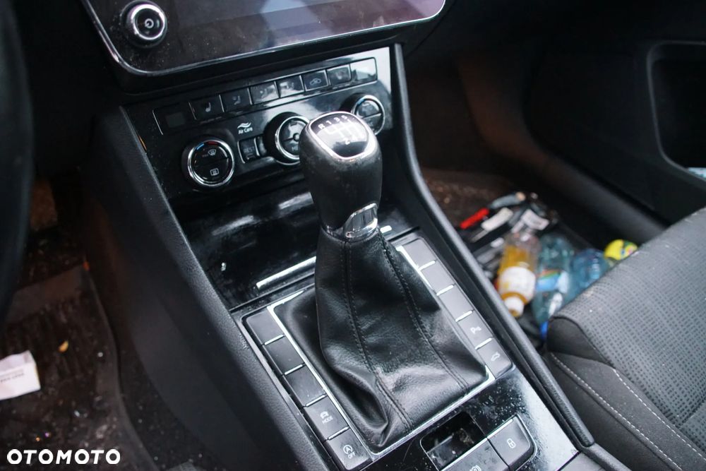 Auto na części - Skoda Superb III 2.0 TDI 150 KM DFGA QFZ LF7M 2018R Silnik Skrzynia Drzwi Zderzak Błotnik Klapa Lampa Lusterko Klamka Deska Kokpit Sterownik Moduł Czujnik Licznik Wyświetlacz Kierownica Panel - 13