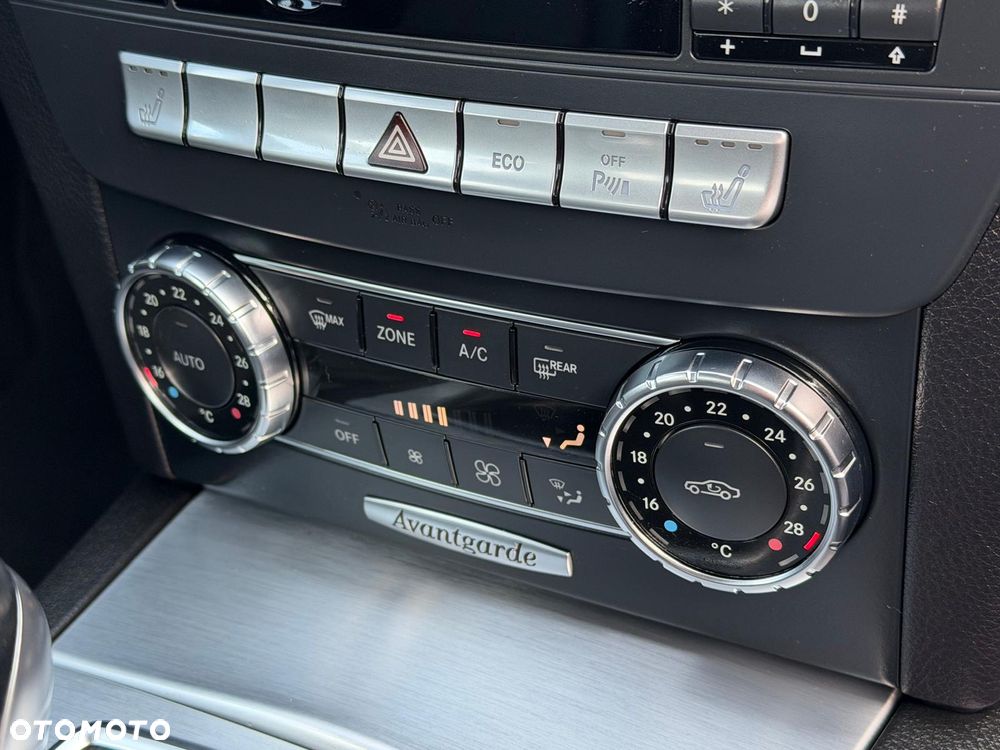 Mercedes-Benz Klasa C 180 CGI BlueEFFICIENCY Avantgarde - 33