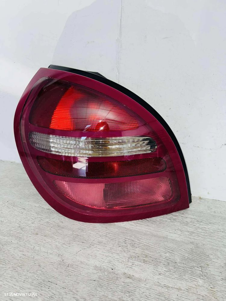 Farolim Trás Esquerdo Nissan Almera - 2000 / 2003 - 2
