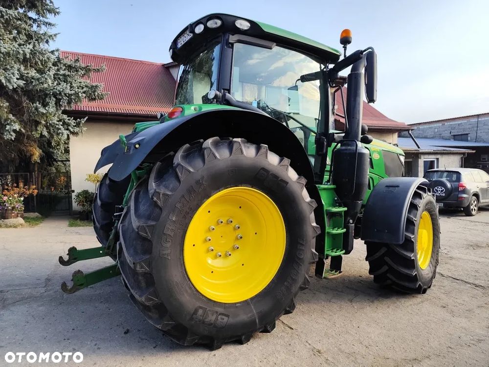 John Deere 6215R - 8