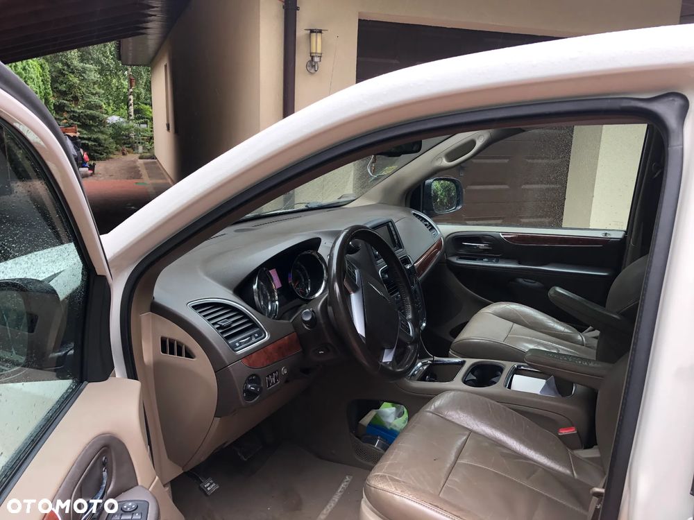 Chrysler Town & Country - 7