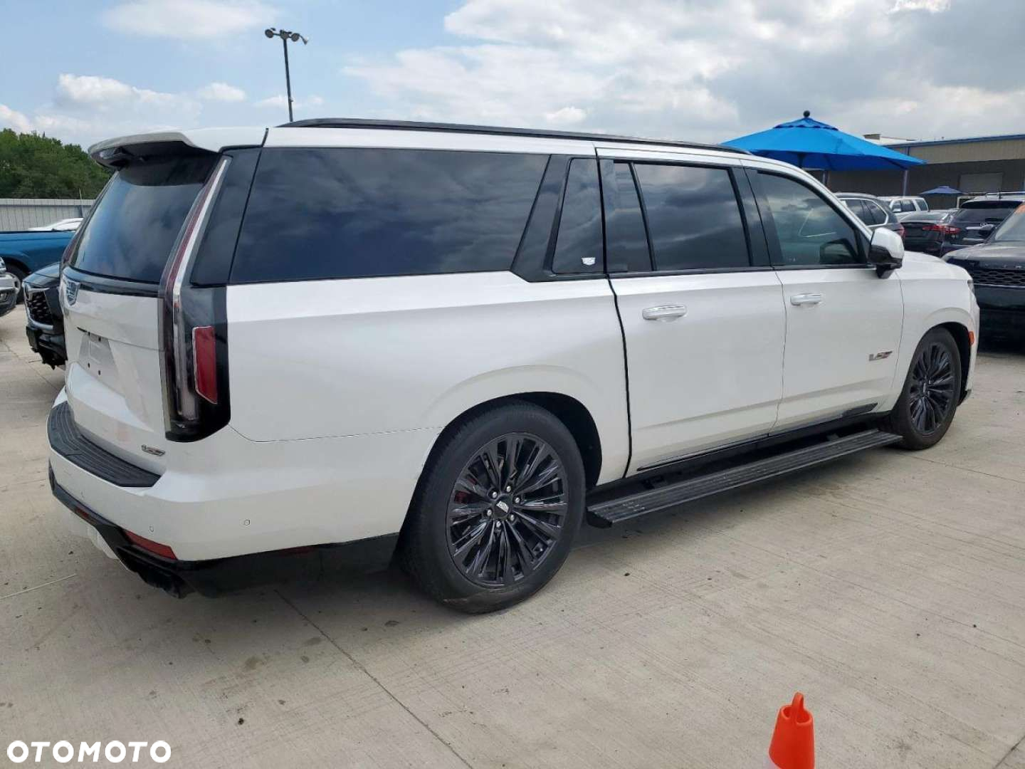Cadillac Escalade - 4