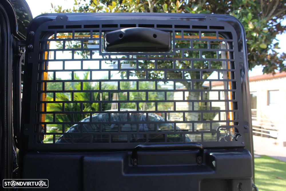 Land Rover Defender 110 Black Pearl Limited Edition - 18