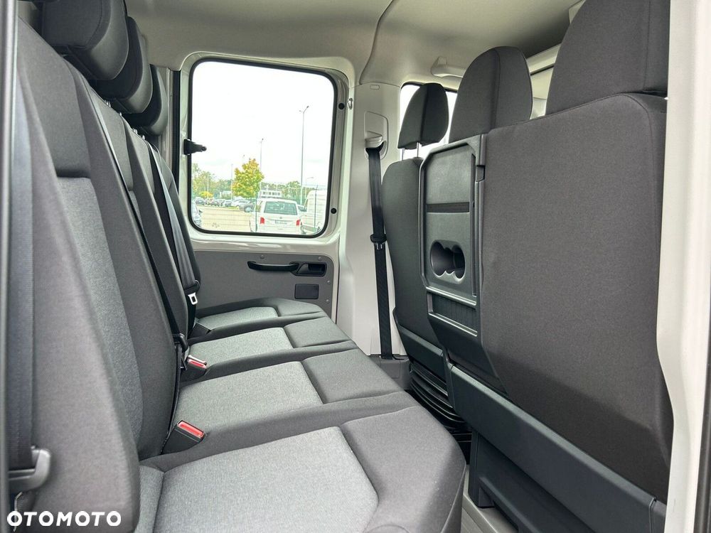 Volkswagen Crafter Crafter 35 Skrzyniowy z podwójną kabiną silnik: 2,0 l EU6 SCR 177 KM / skrzynia biegów: 4MOTION automatyczna 8-biegowa rozstaw osi: 3640 mm - 11