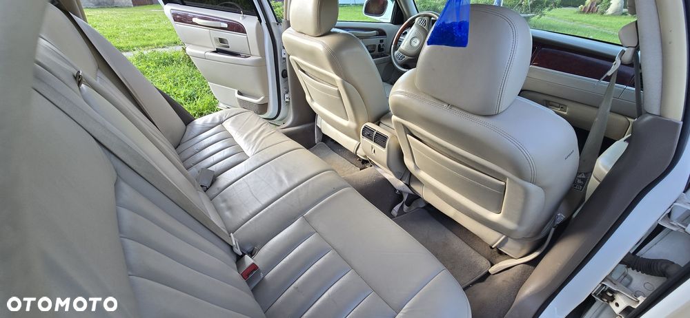 Lincoln Town Car - 4