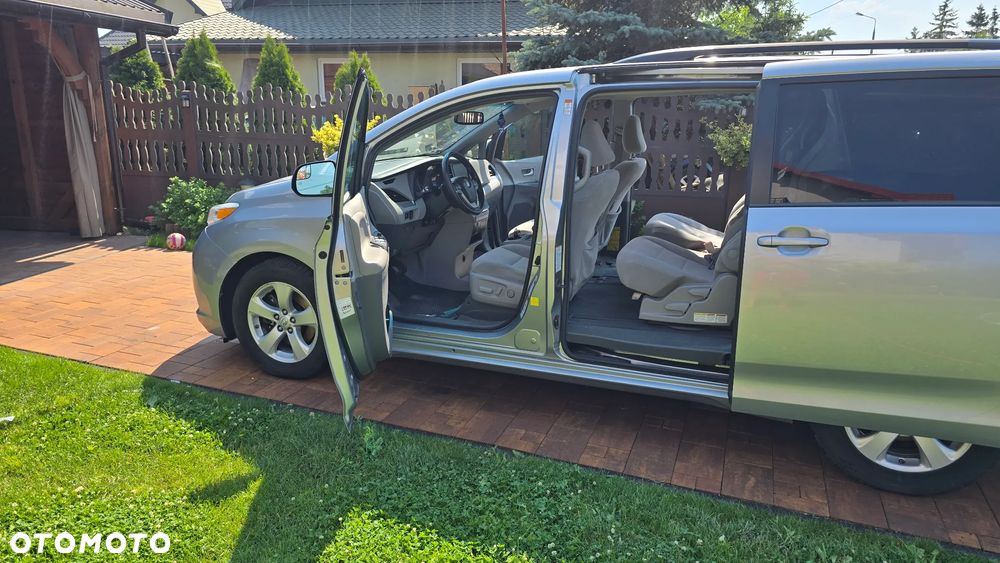 Toyota Sienna - 12