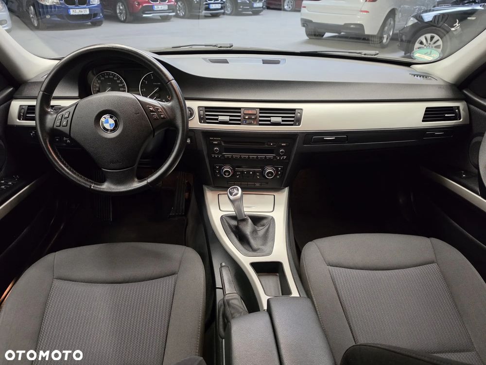 BMW Seria 3 318i Edition Exclusive - 31