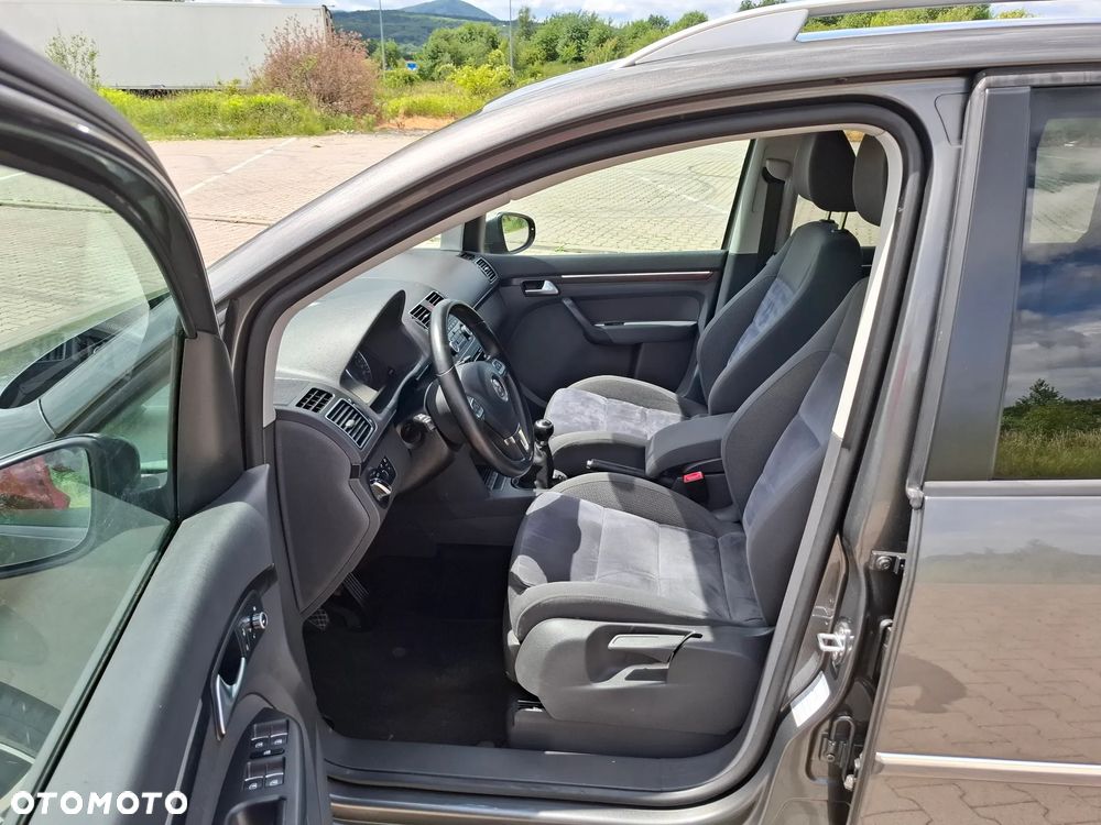 Volkswagen Touran - 12