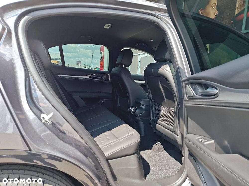 Alfa Romeo Stelvio 23 - 12