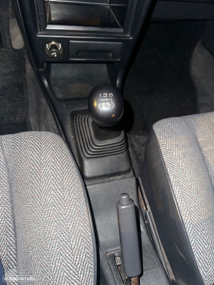 Toyota Corolla Sedan 1.3 - 16