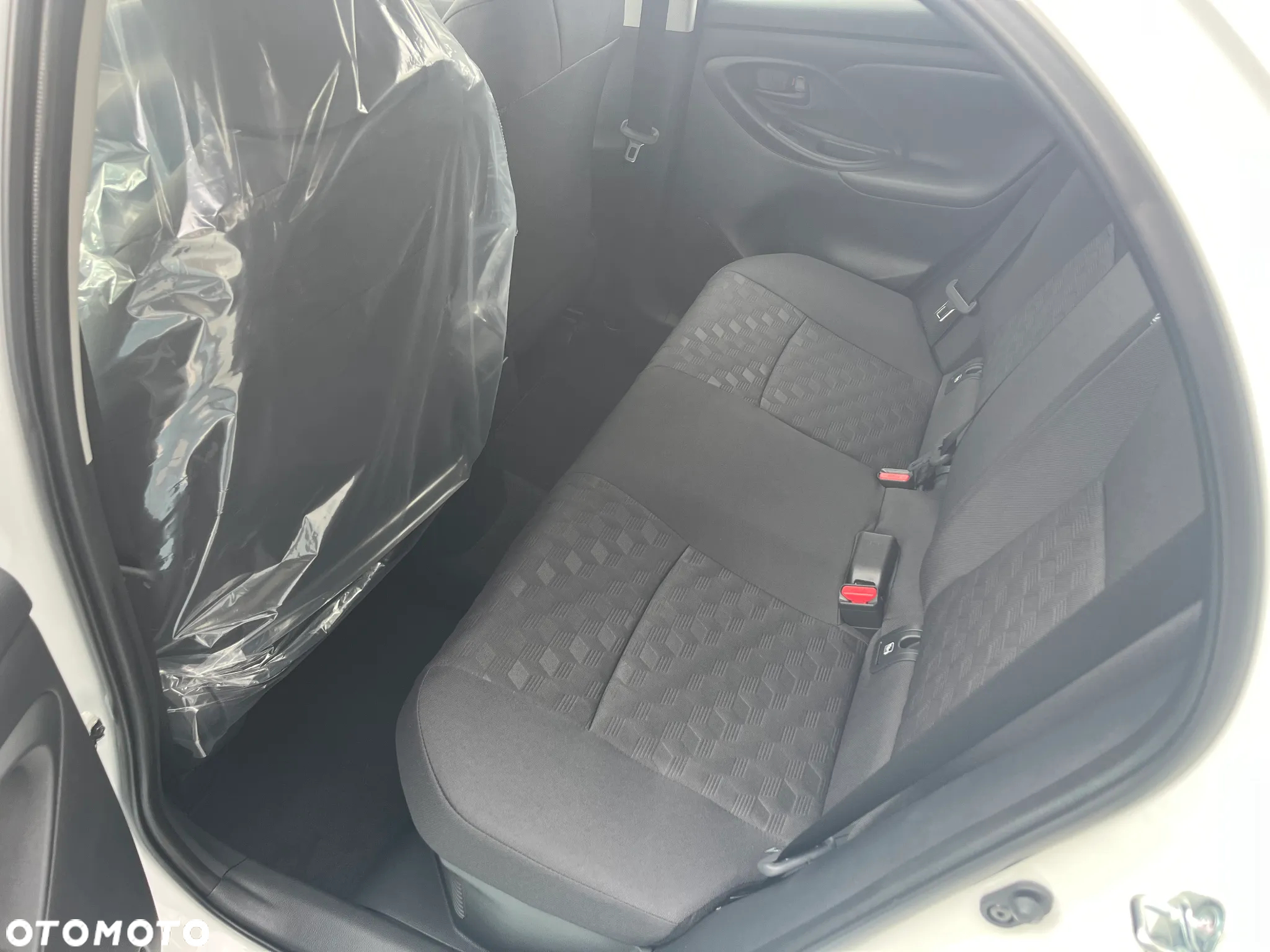 Toyota Yaris ver-hybrid-1-5-comfort - 14