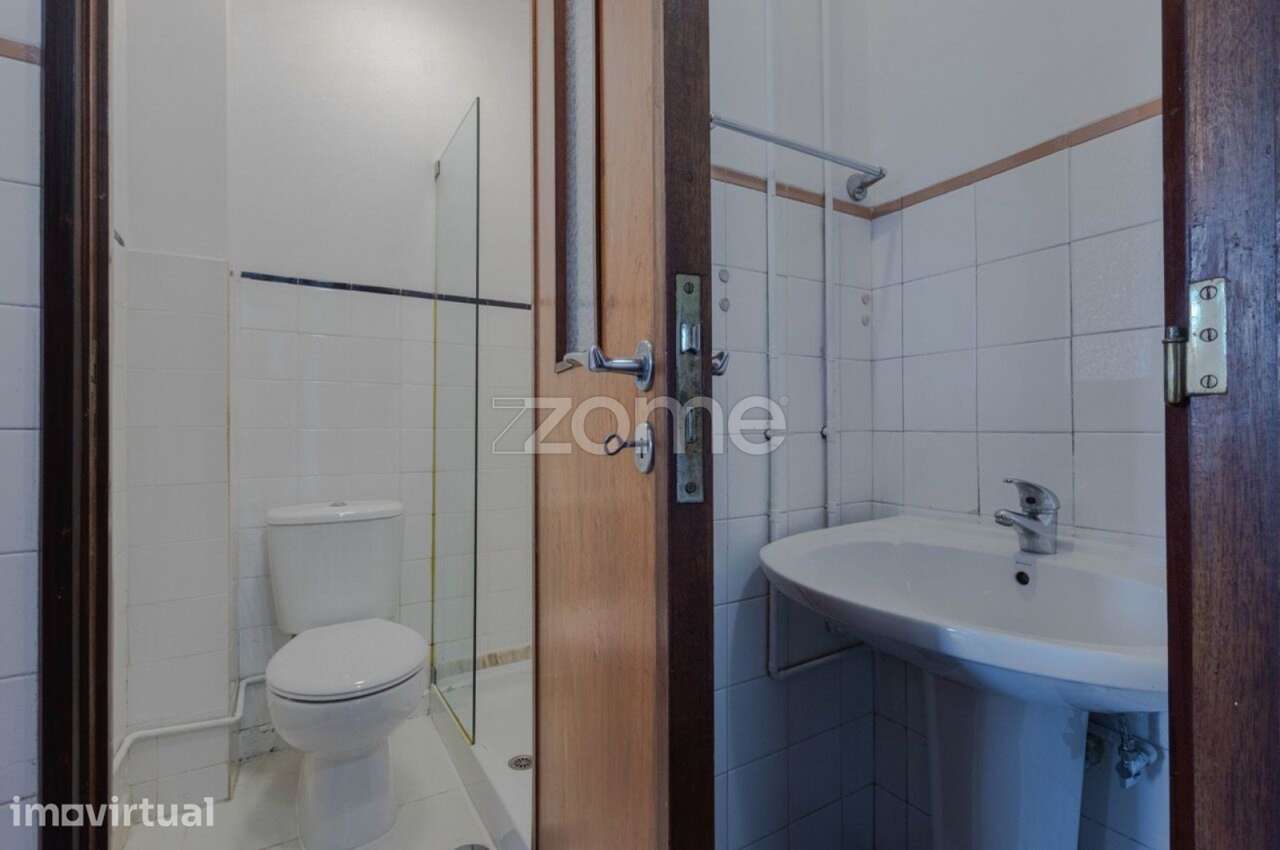 Apartamento T3+1 Renovado | Garagem Fechada | Transportes à Porta - Grande imagem: 4/21
