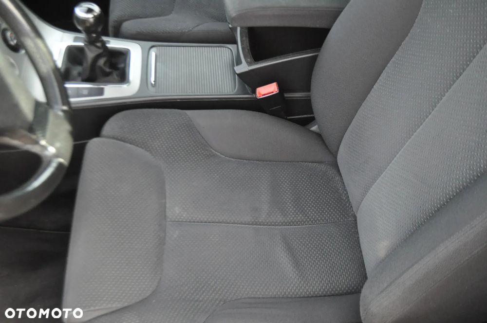 Volkswagen Passat Variant 2.0 TDI BlueMotion Technology DPF Highline - 13