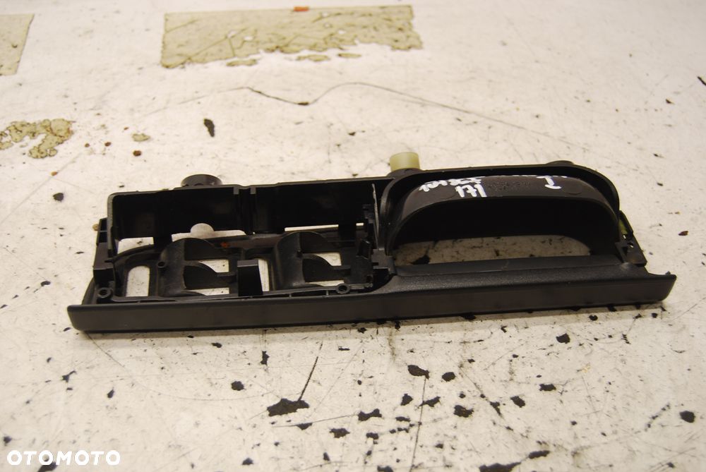 RĄCZKA UCHWYT PRZEŁĄCZNIKA SZYB LEWY PRZÓD 1U1867171 SKODA OCTAVIA I - 2