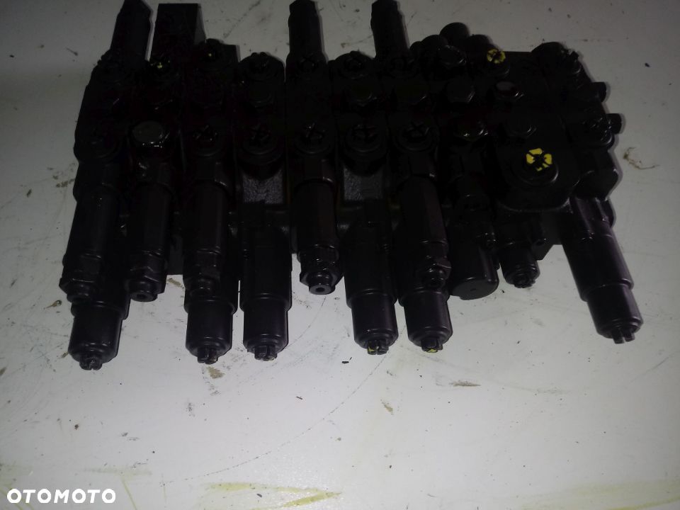 Rozdzielacz hydrauliczny Neuson Kramer 002253321 10 Sekcji - 7