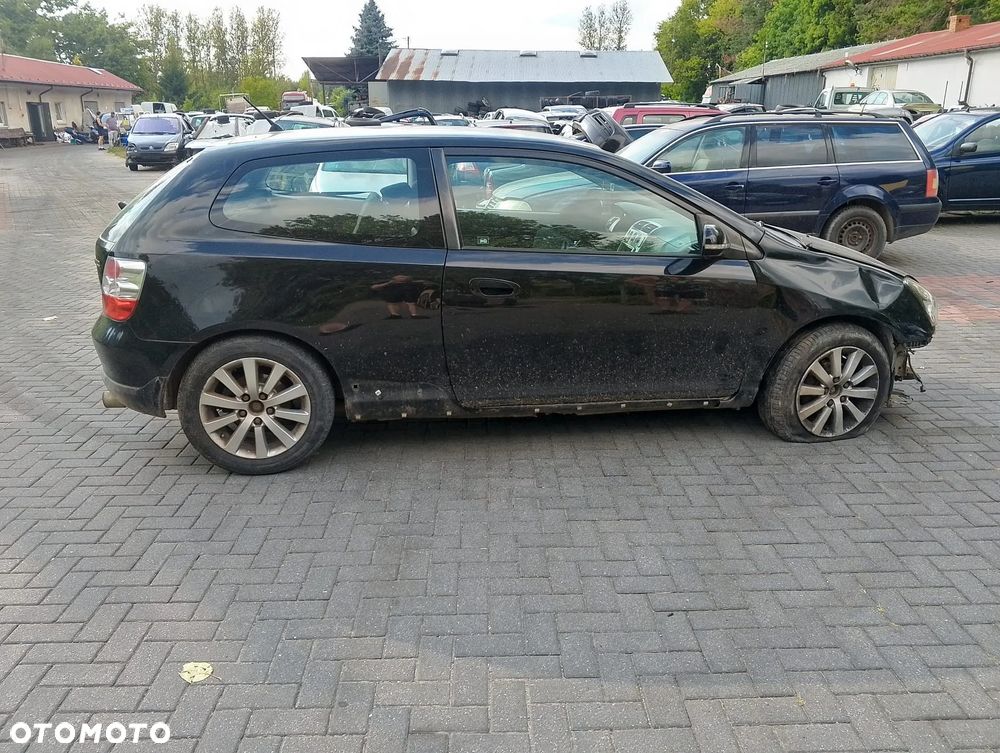 Honda Civic VII FL (04-06r.) 1.4 B 89KM. Silnik D14Z6 Skrzynia.Cały na części. GWARANCJA !!! Przód Tył Zestaw Komplet Drzwi Klapa Zderzak Błotnik Maska Grill Atrapa Szyba Pas Lampa Lusterko Boczki Fotel Kanapa Kokpit Deska Rozdzielcza Przełącznik Włącznik Sterownik Przewody Wiązka Instalacja Moduł Komputer Czujnik Listwa Pompa Alternator Wtryski Głowica Rozrusznik Kompresor Sprzęgło Dwumas Silnik Skrzynia ABS Klimatyzacji Paliwa Wspomagania Kolektor Turbina Przepustnica Zawór Chłodnica Koło Hak Belka Sanki Zawieszenie Mcpherson Półoś Amortyzator Wydech Tłumik Zacisk Most - 3