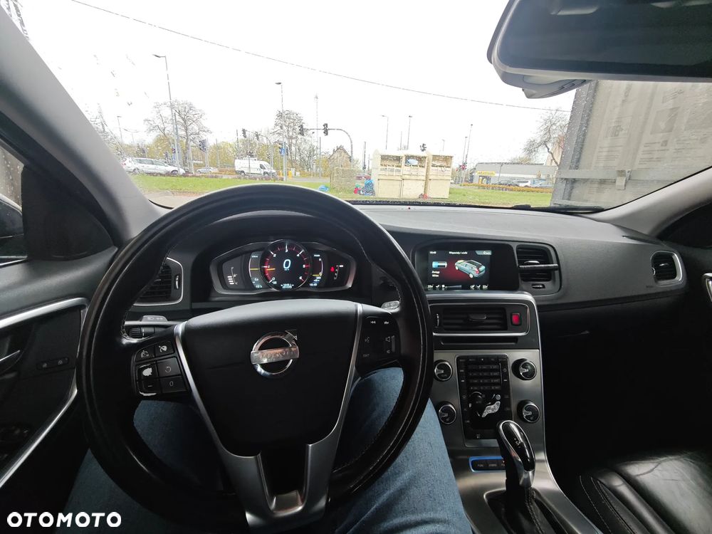 Volvo V60 D6 AWD Plug-in Hybrid R-Design Summum - 10