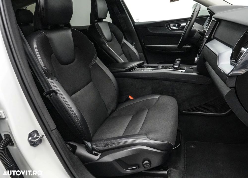 Volvo XC 60 B4 MHEV AT8 AWD Momentum Pro - 15