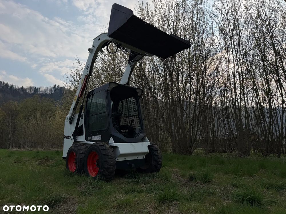 Bobcat S450 ładowarka 4x4 wózek terenowy. Łyżka. Pełne sterowanie z dżojstika jazda i praca. Aktualne serwisy DEKRA 2026r. Dokumentacja Pełna. Silnik Kubota 4cyl 55km. Maszyna Jak Nowa z Salonu! Pochodzi z Norweskiego Gospodarstwa! 2019 rok 1880 mtg! Zero luzów i wycieków. Bardzo mocna i wydajna maszyna o małych gabarytach! Idealna do stajni oraz Budownictwa. OKAZJA TANIO 3 wyjścia Hydrauliczne pod urządzenia!! - 35