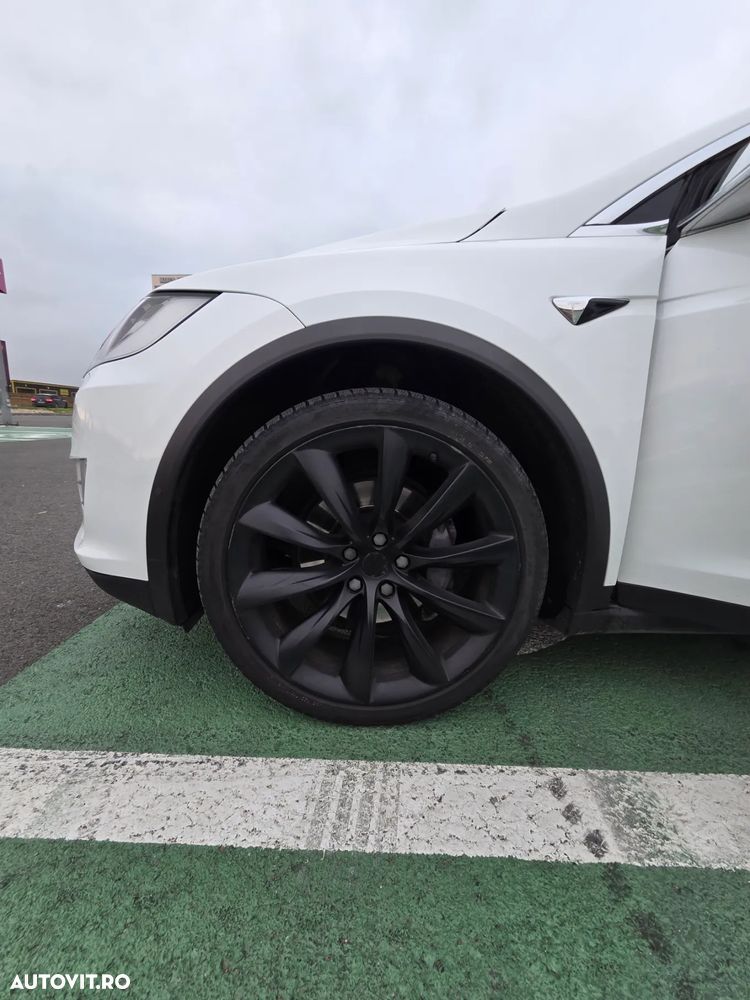 Tesla Model X - 15