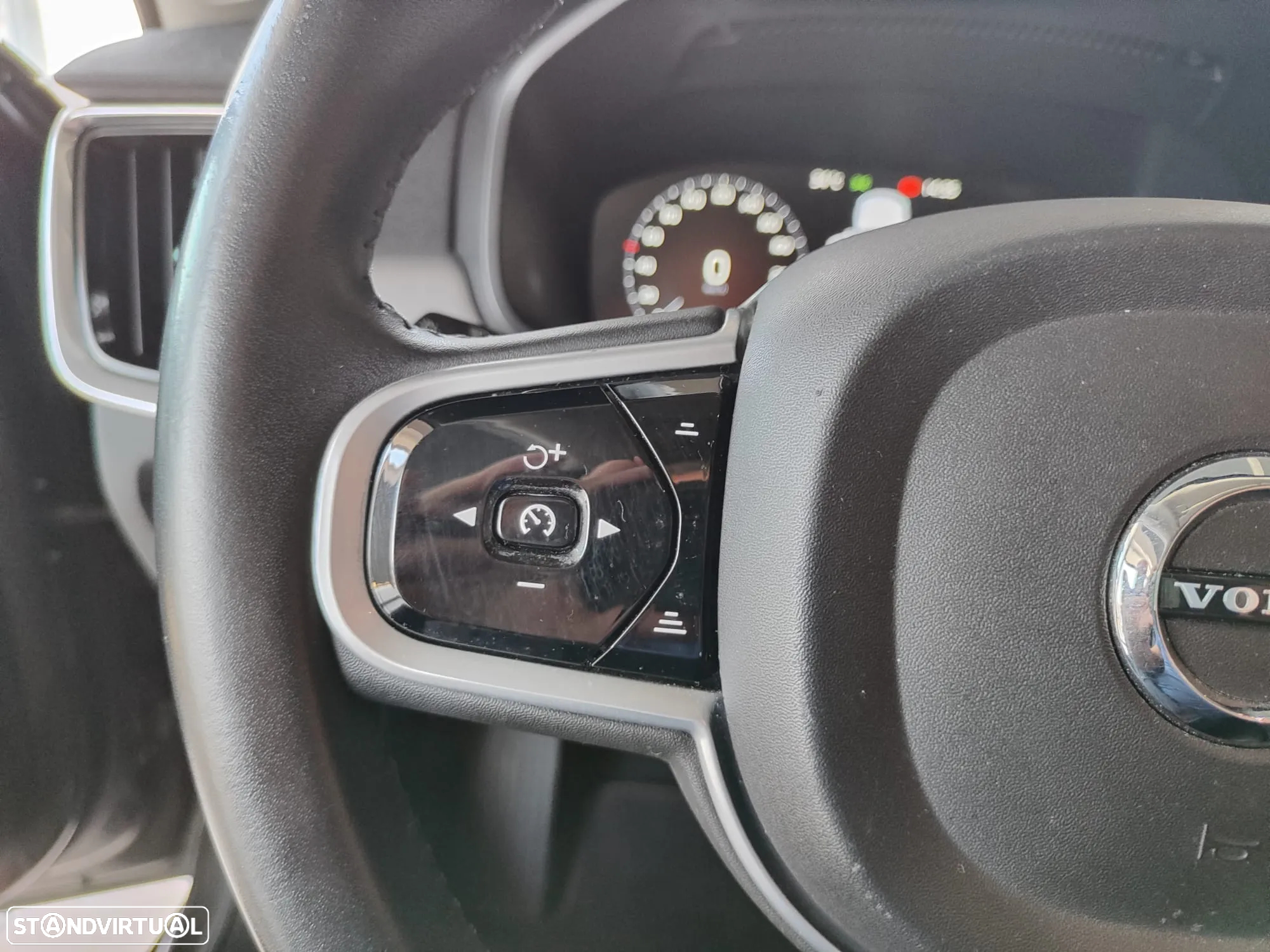Volvo V90 2.0 D4 Momentum Geartronic - 27