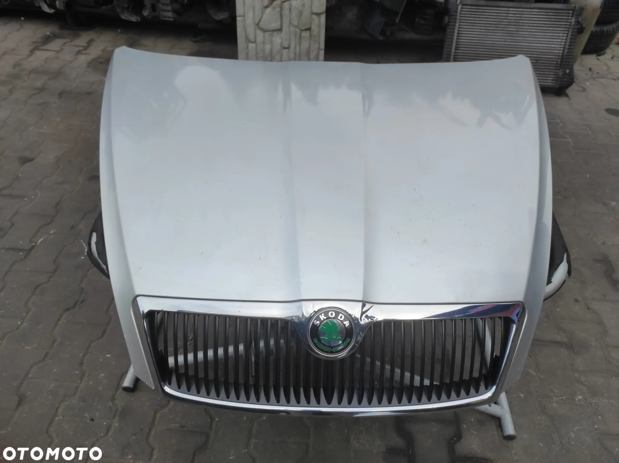MASKA POKRYWA SILNIKA SKODA OCTAVIA 2 9156 SREBRNA ATRAPA GRILL LOGO WYSYŁKA !!! - 2