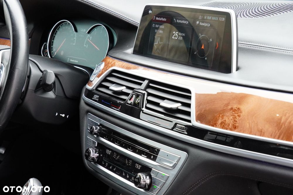 BMW Seria 7 750Li xDrive - 24