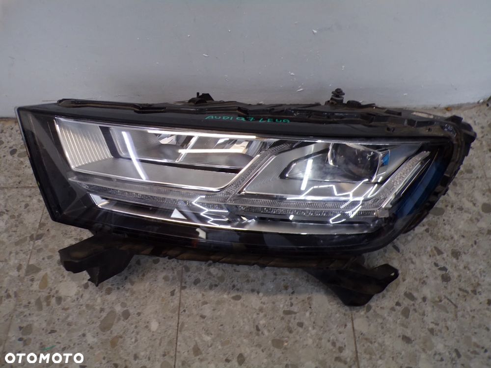 LAMPA LEWY PRAWY PRZÓD AUDI Q7 - 12