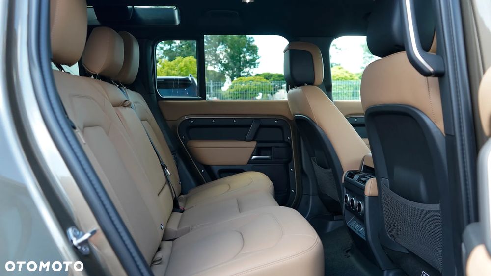 Land Rover Defender 3.0 D250 mHEV X-Dynamic HSE - 30