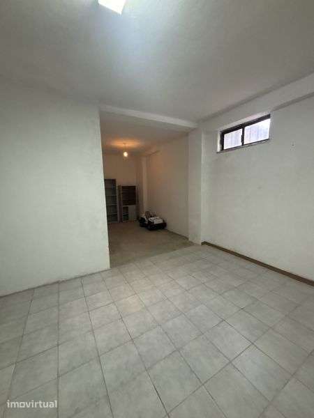 Garagem Espaçosa com Luz Natural e Agua - Grande imagem: 2/5