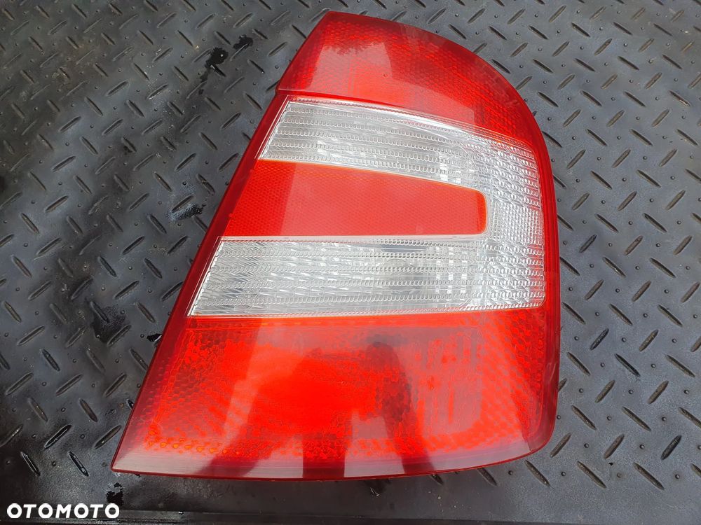 SKODA FABIA 04-07 LIFT HB LAMPA PRAWY TYŁ PRAWA TYLNA 6Y6945112B EUROPA + WTYCZKA INSTALACJA POSIADAM 2 SZT - 1