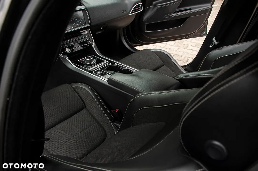 Jaguar XE - 21