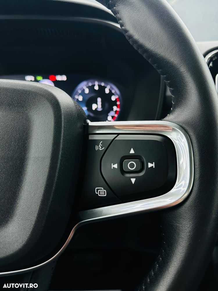 Volvo XC 40 T3 Geartronic Momentum Pro - 32