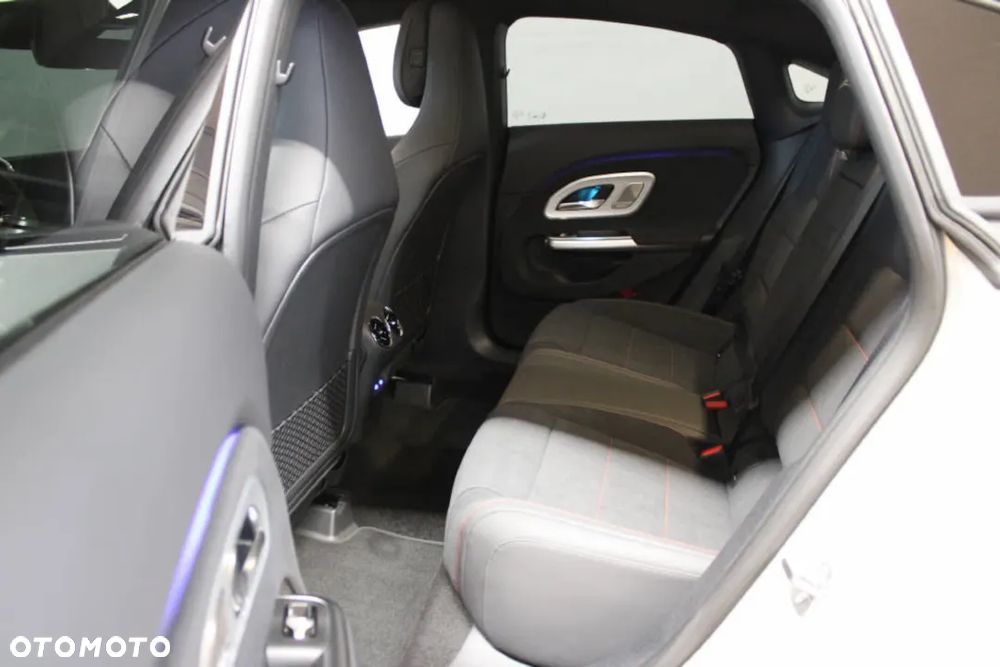 Mercedes-Benz CLA 200 mHEV 8G-DCT - 12