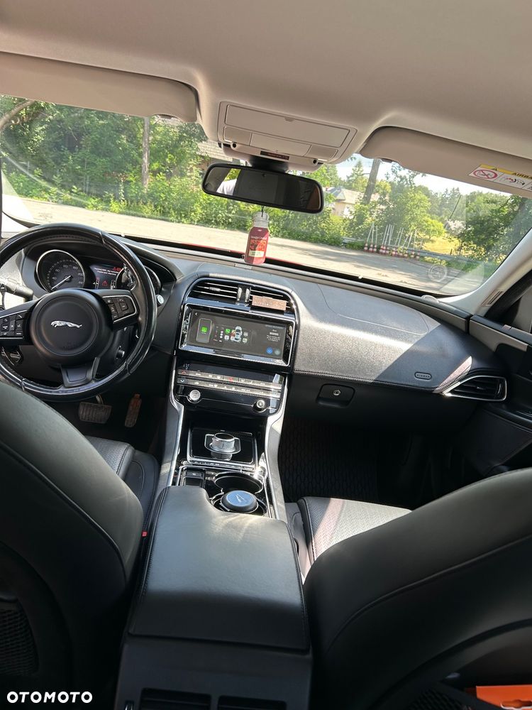 Jaguar XE 2.0 T Portfolio - 6