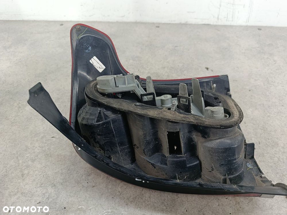 LAMPA TYLNA LEWA TOYOTA AVENSIS II T25 KOMBI - 10