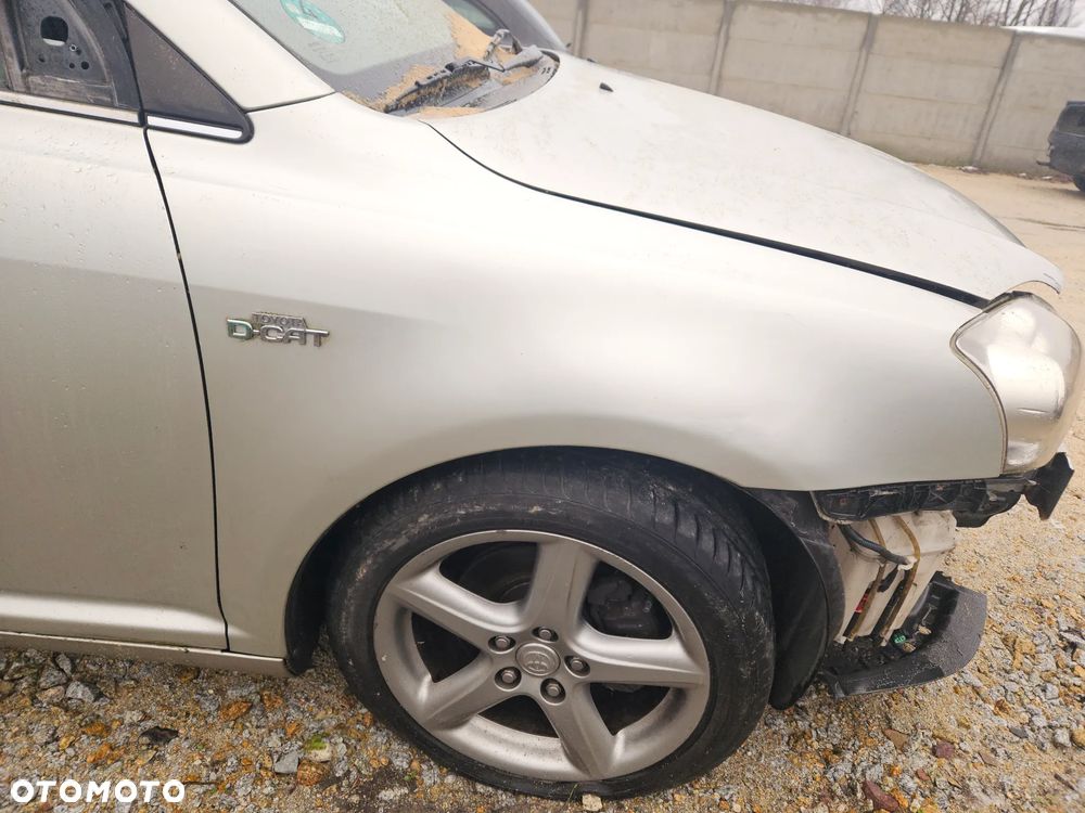 Błotnik prawy przedni Toyota Avensis T25 lift 2008r 1C0 kombi