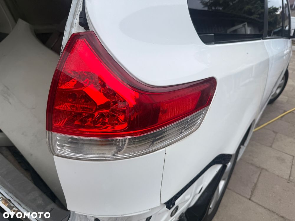 Lampa tylna prawa Toyota Sienna 10-15r.