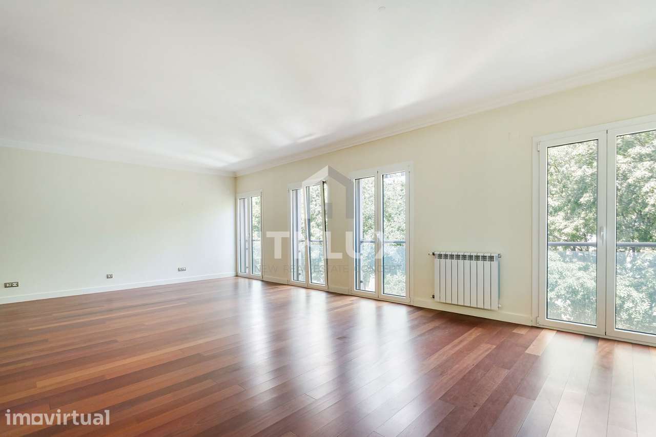 Apartamento T4 nas Avenidas Novas, com 4 lugares de garagem - Grande imagem: 5/31