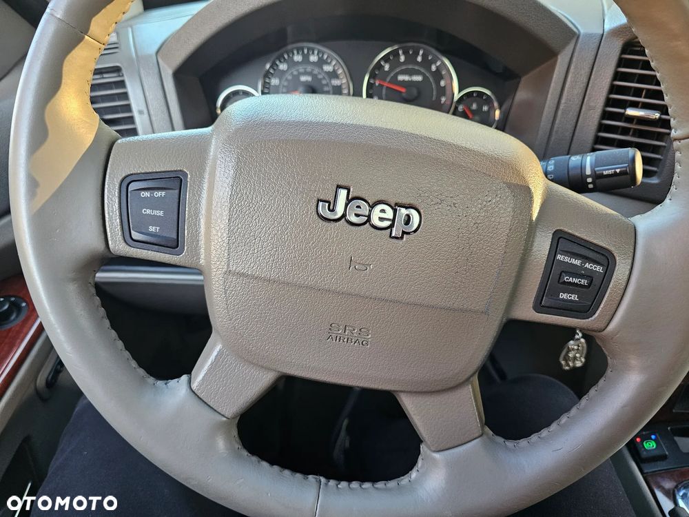 Jeep Grand Cherokee - 30