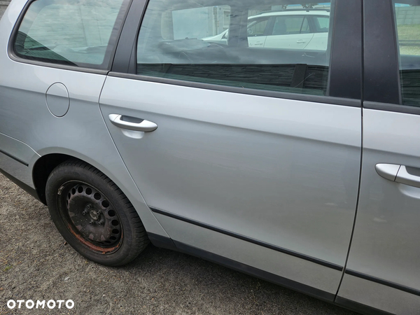 VW Passat B6 Kombi Drzwi Tył Prawe LA7W