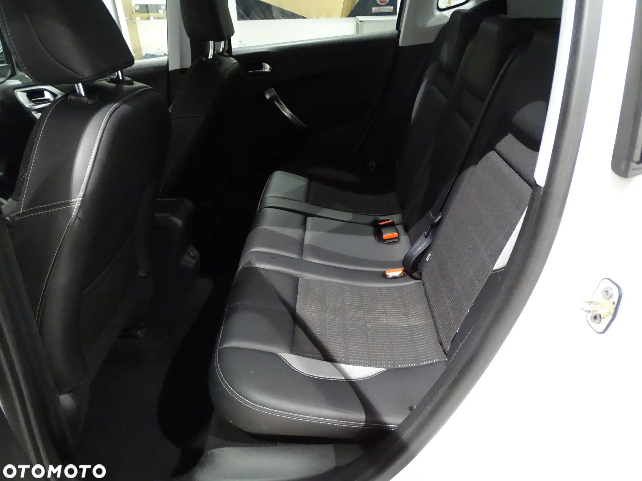 Peugeot 2008 1.6 e-HDi Allure S&S - 8