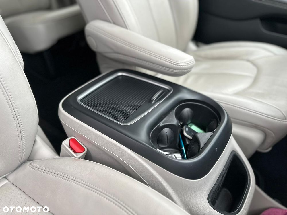 Chrysler Pacifica - 31