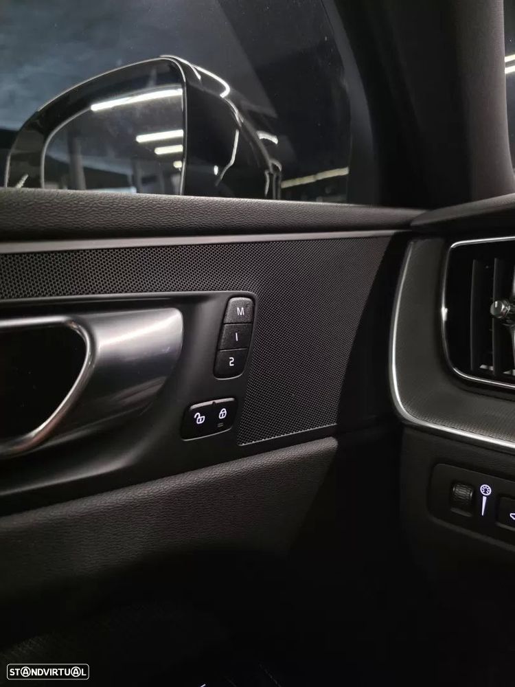 Volvo XC 60 2.0 T6 PHEV R-Design AWD - 34